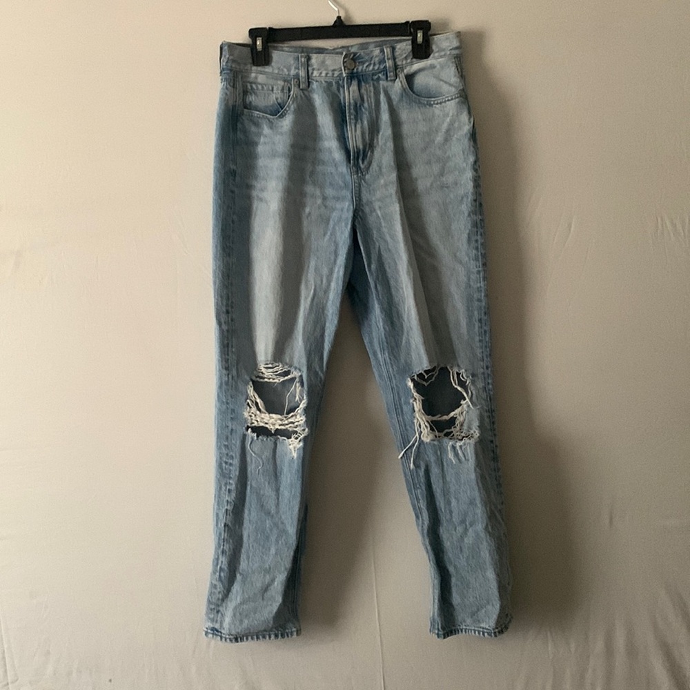 American Eagle Ripped mom jeans